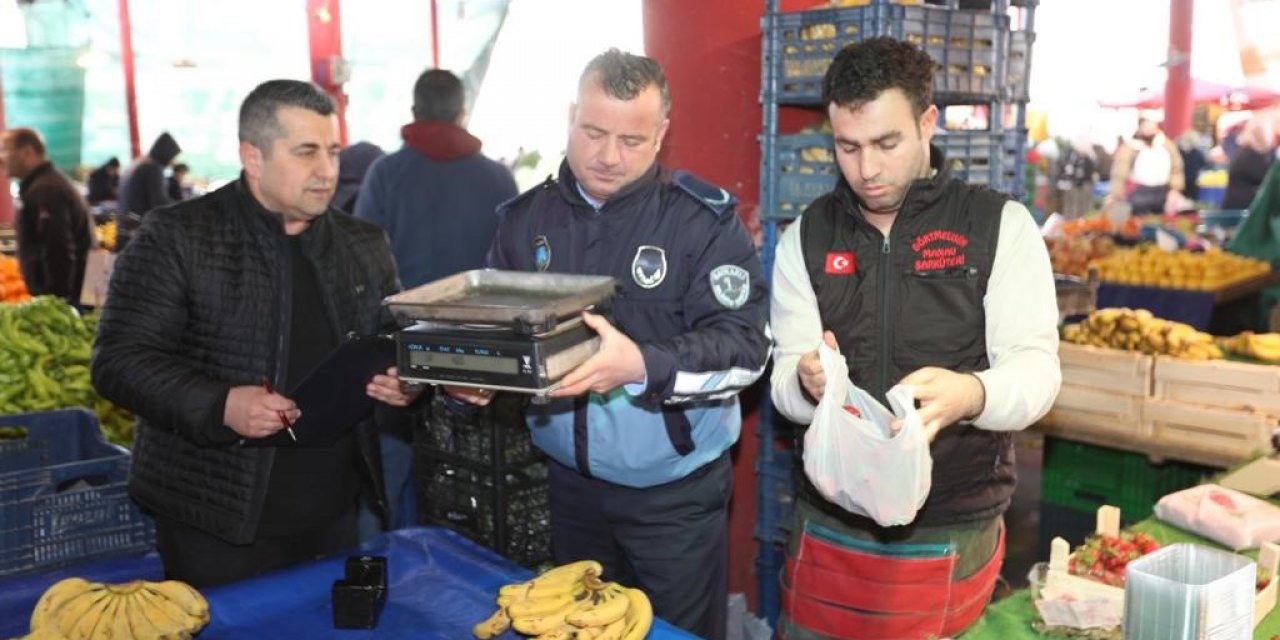 Bayraklı’da zabıtadan pazar yerlerinde tartı denetimi