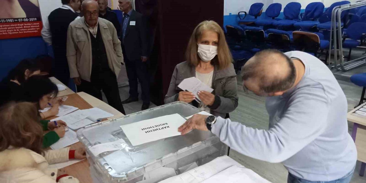 İzmir’de çifte vatandaşlar Bulgaristan seçimleri için sandık başında