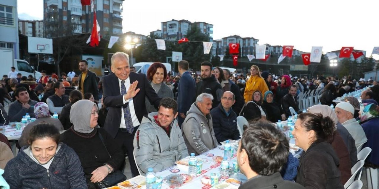 Denizlililer, Büyükşehirin mahalle iftarlarında buluşuyor
