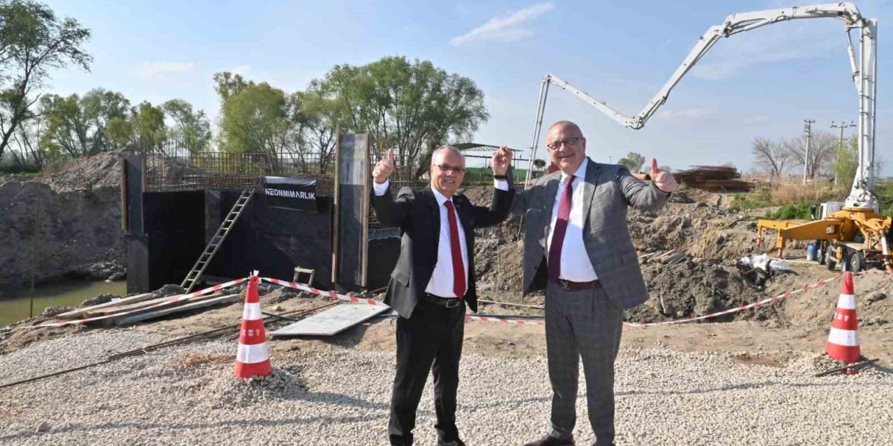 Salihli Yılmaz Köprüsünde çalışmalar hızla ilerliyor