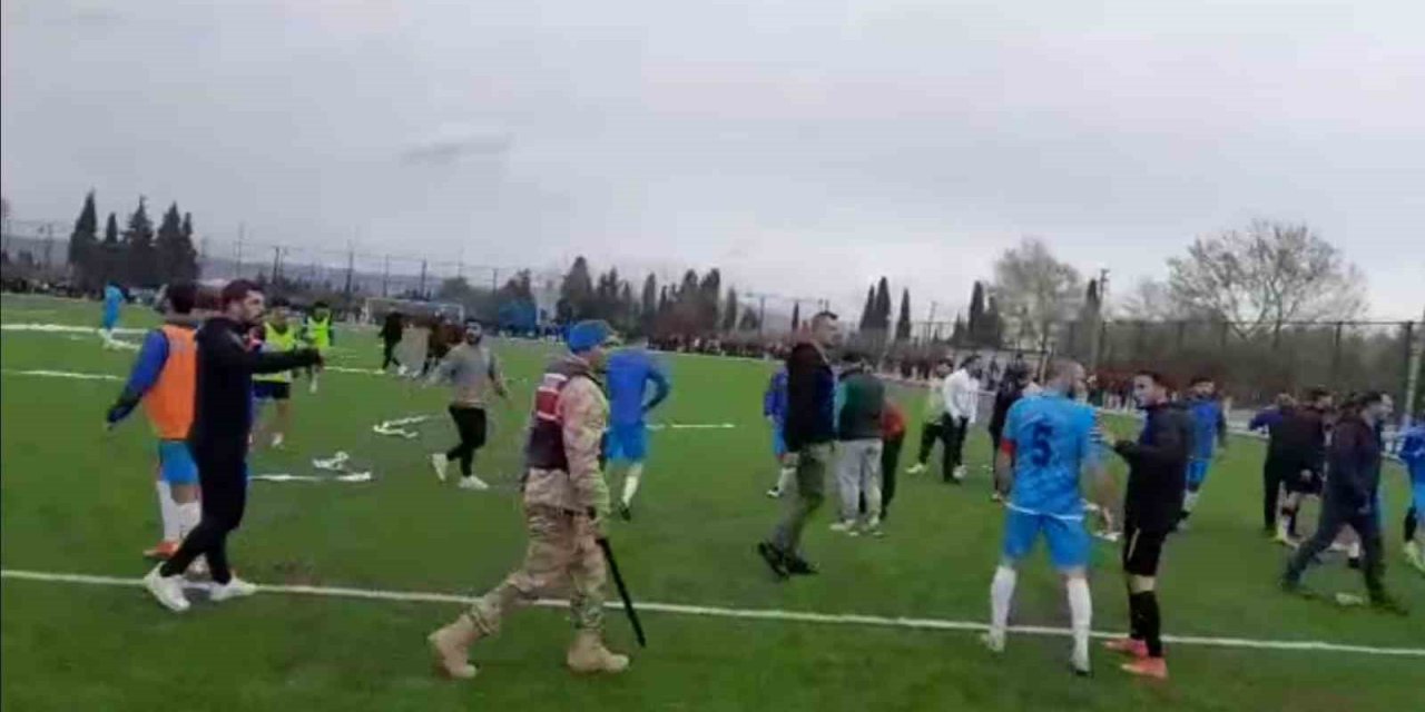 Amatör lig maçında olaylar çıktı, jandarma sahaya indi