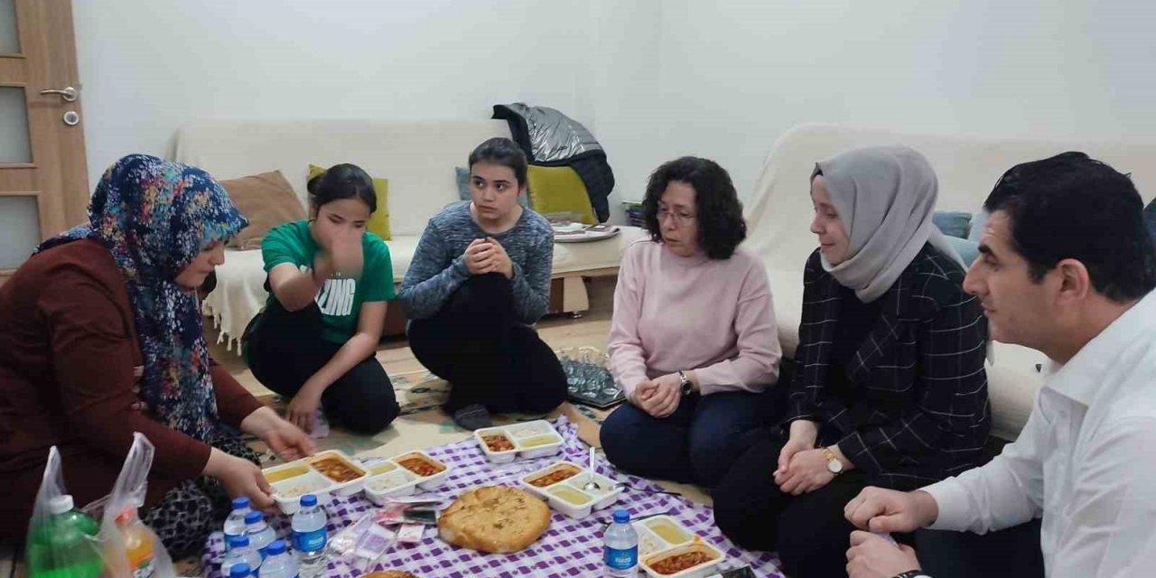 AK Partili Güngör depremzede aileyle gönül sofrasında buluştu