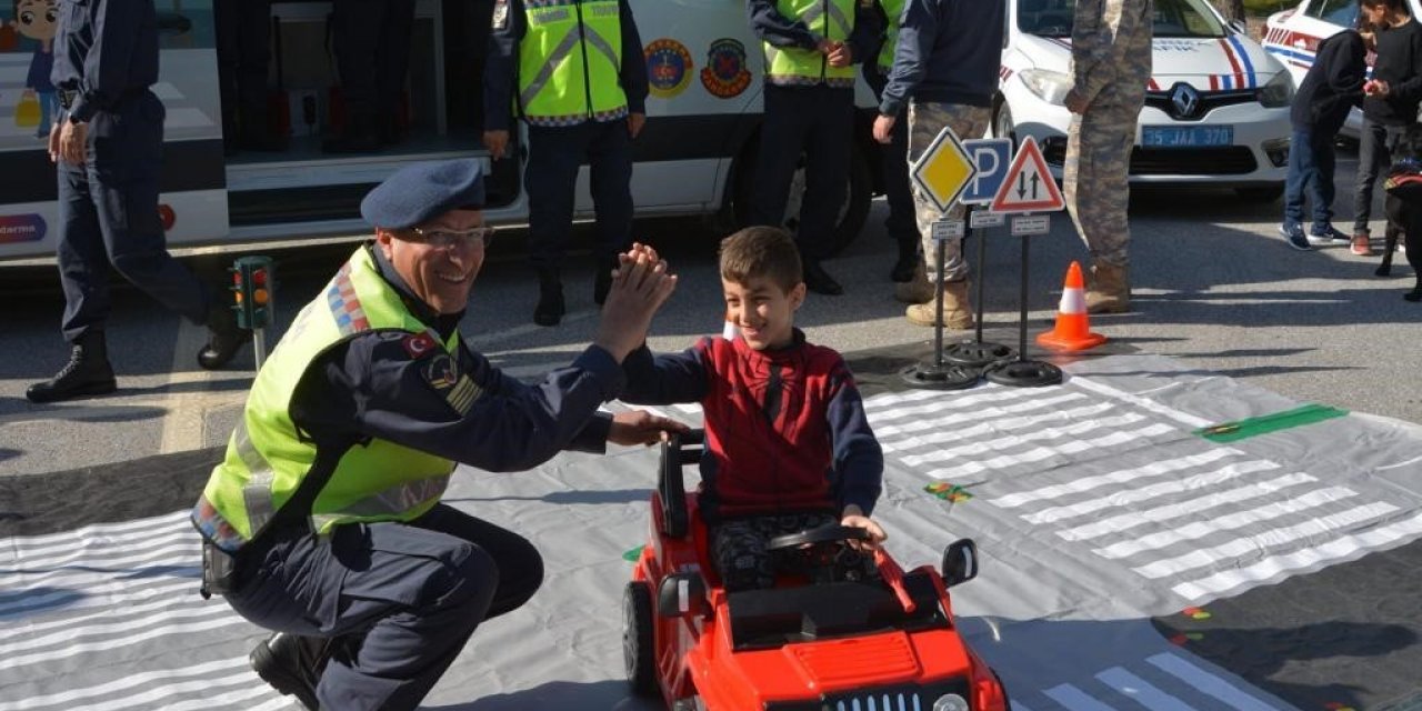 İzmir’de jandarmadan depremzede çocuklarla trafik etkinliği