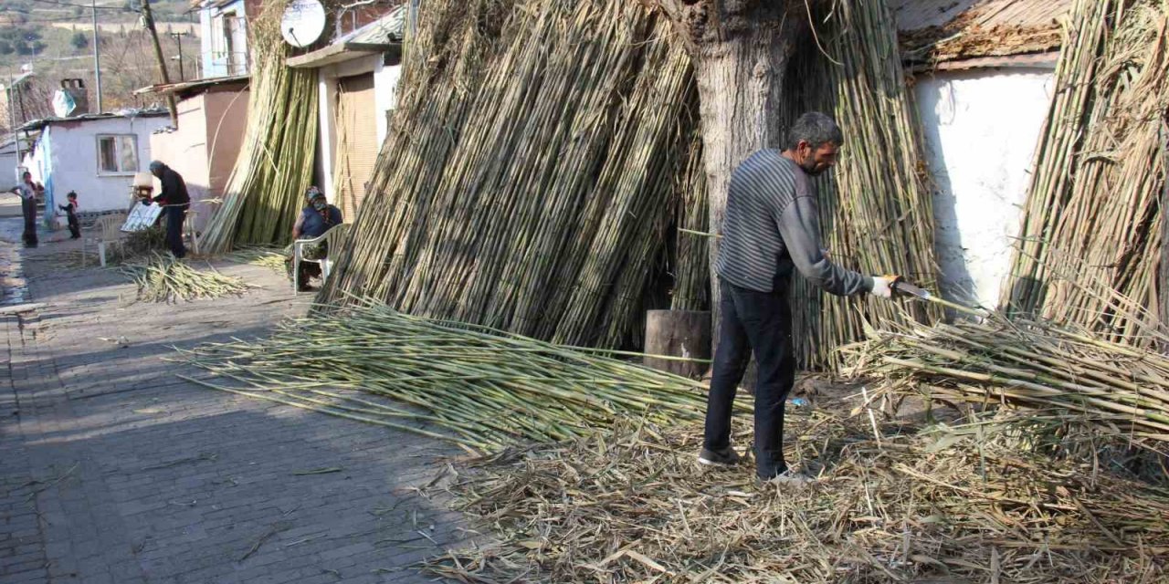 Yılda tonlarca ürün işlenen mahallenin yüzde 98’i geçimini bu işten sağlıyor