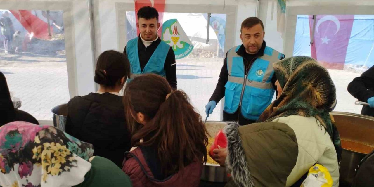 Deprem bölgesinde sıcak yemek desteği sürüyor