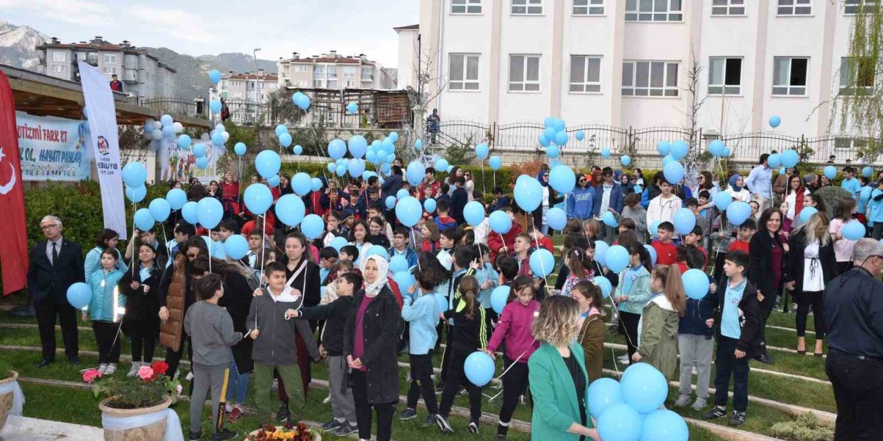 Mavi balonlar otizm farkındalığı için gökyüzüne bırakıldı