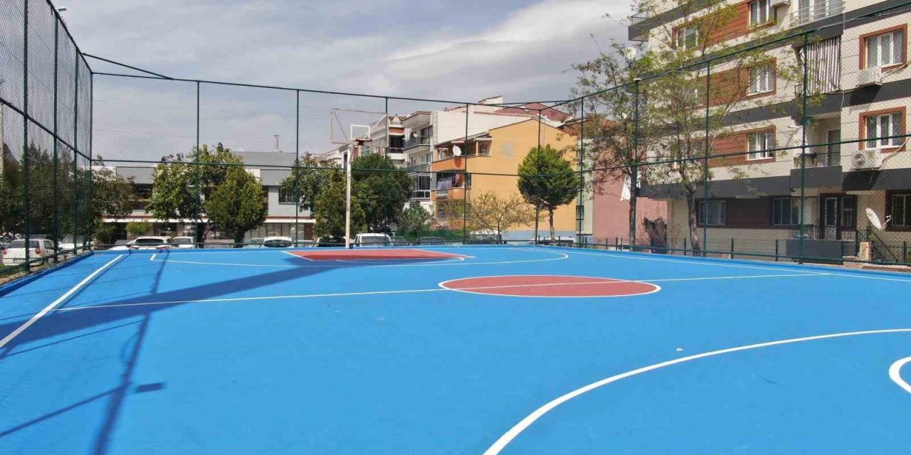 Yunusemre’deki spor sahalarının zeminleri yenileniyor