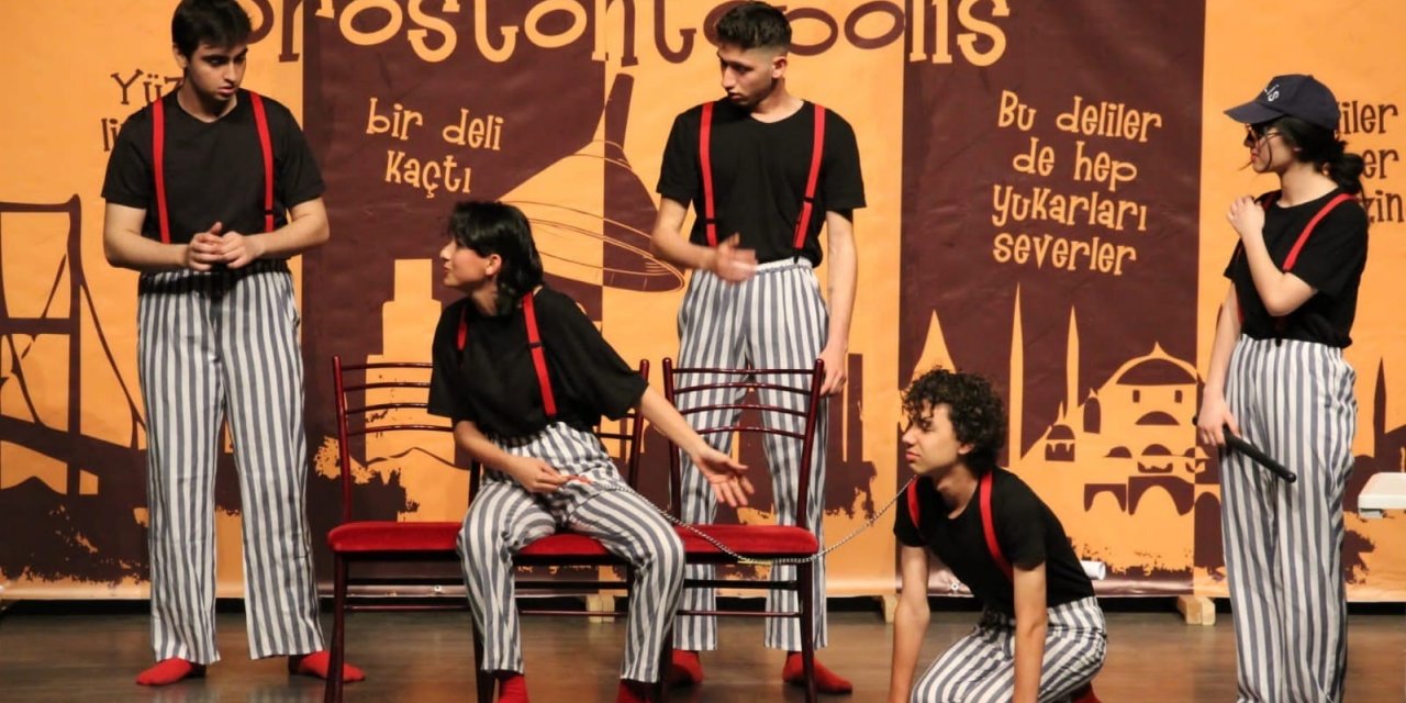 Dünya Tiyatro Haftası’nda Kuşadası Belediye Tiyatrosu takdir topladı