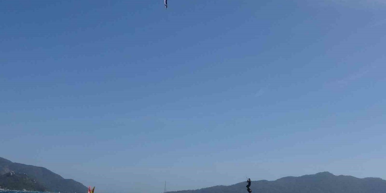 Marmaris’te sörfçüler renkli görüntüler oluşturdu