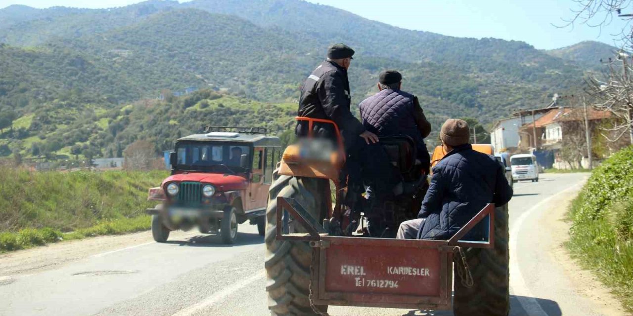 Traktör arkasında tehlikeli yolculuk