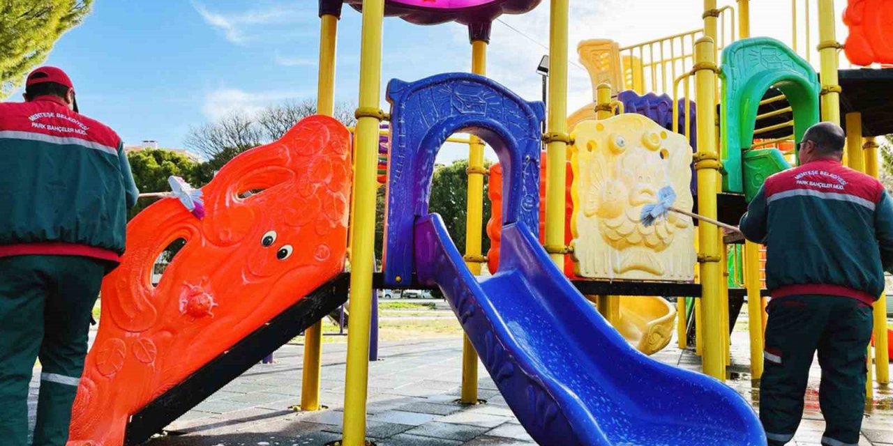 Parklarda bahar temizliği başladı