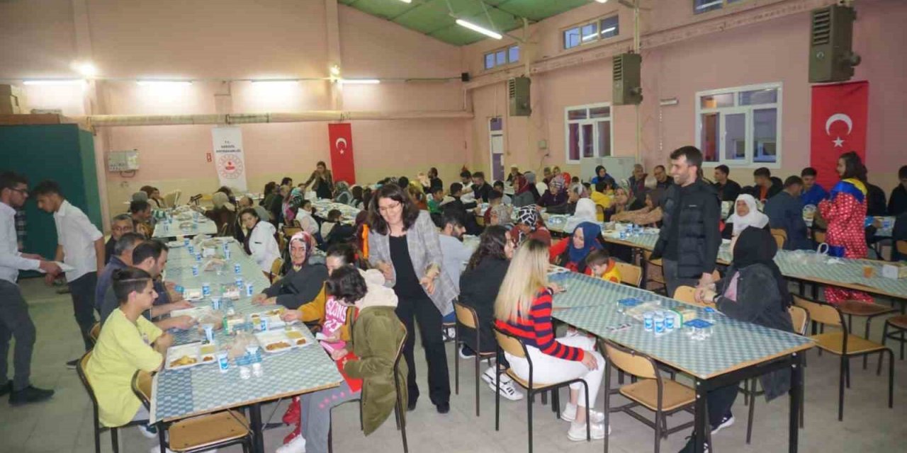 Kaymakam Arıkan depremzedeleri iftarda ağırladı