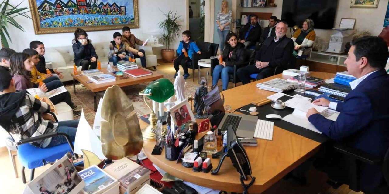 Bodrum Kent Konseyi Çocuk Meclisi, ilk dilekçesini Başkan Aras’a verdi