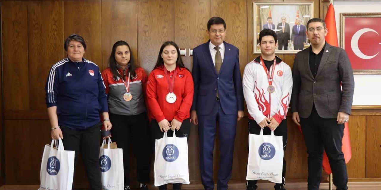 Başkan Özcan şampiyon sporcuları ağırladı
