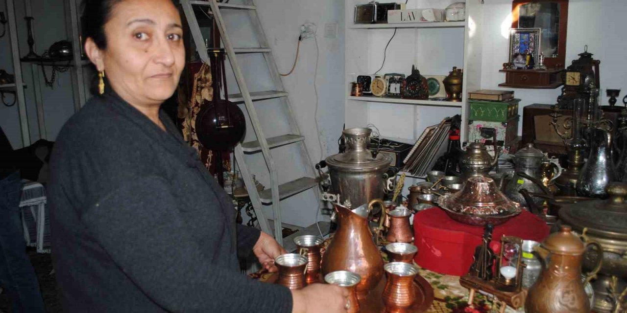 Salı Pazarı’nda, tarih kokan dükkan