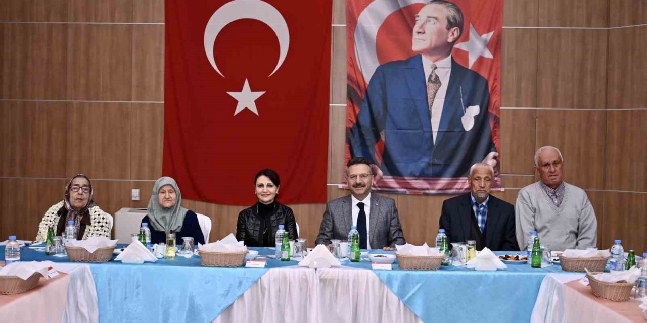 Vali Aksoy, Sultanhisar Huzurevi’ndeki yaşlılarla iftarda buluştu
