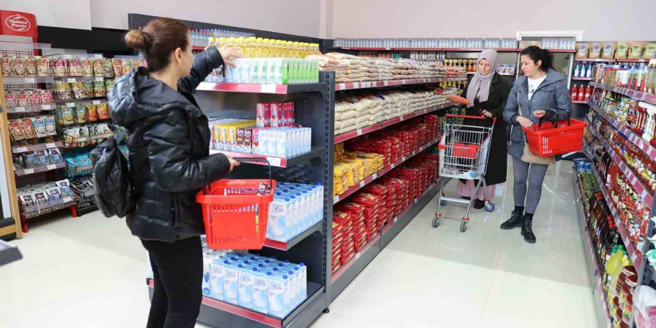 Buca Halk Market vatandaşın yüzünü güldürdü