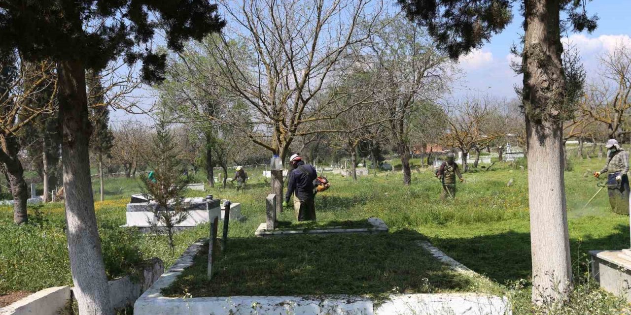 Efeler’de mezarlıklar Ramazan Bayramı için hazırlanıyor