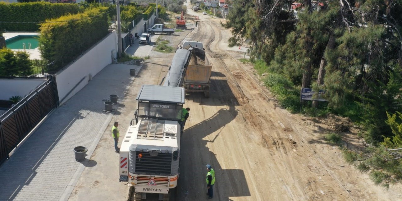 Aydın Büyükşehir Belediyesi Kuşadası’nda yol yapım çalışmalarına devam ediyor