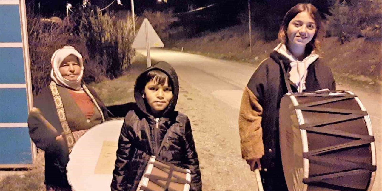 Nine ile iki torunu mahalleliyi sahura birlikte kaldırıyor