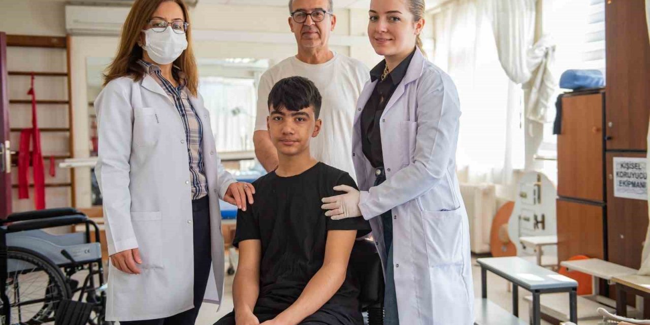 Enkazdan kurtarılan Mustafa, ilk adımlarını İzmir’de attı