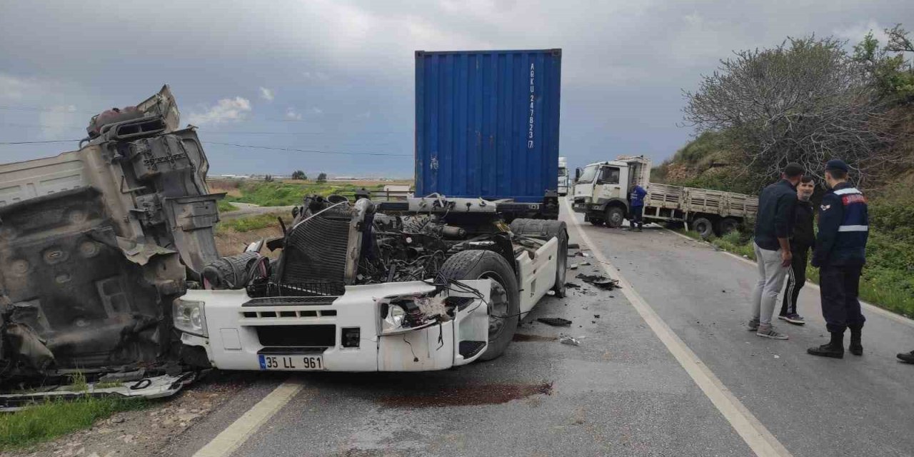 İzmir’de kamyonla tır çarpıştı: 1 ölü
