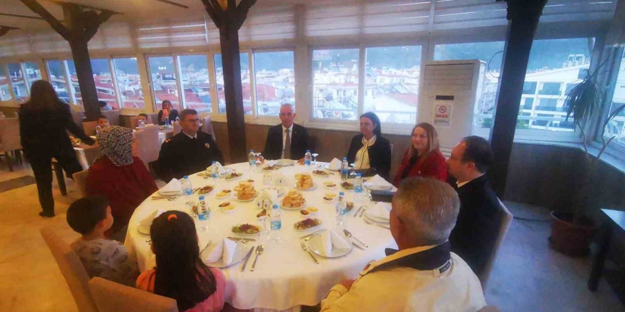 Marmaris Polisevi’nde konaklayan depremzedelere iftar yemeği verildi