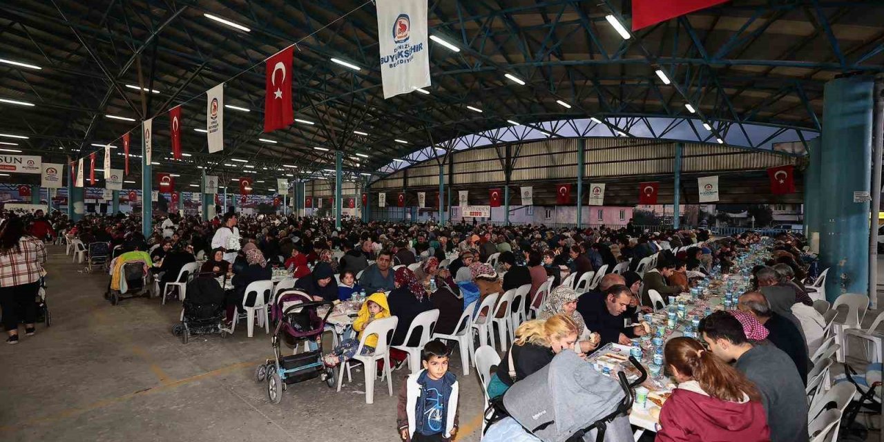 Büyükşehirin iftar sofrası Anafartalar’da kuruldu