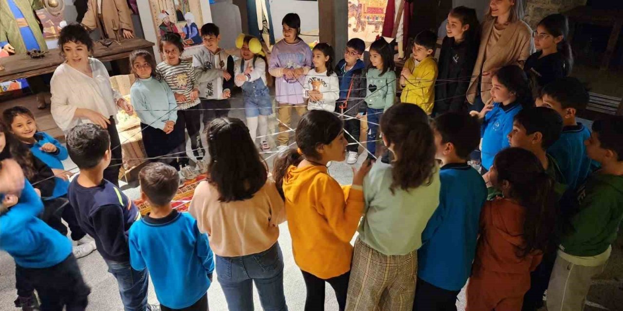 İzmir’de ’Anadolu Masalları Atölyeleri’ devam ediyor