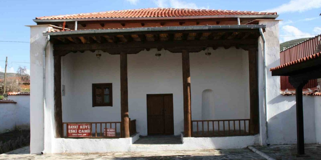 Restore edilen tarihi cami rutubete yenik düşüyor