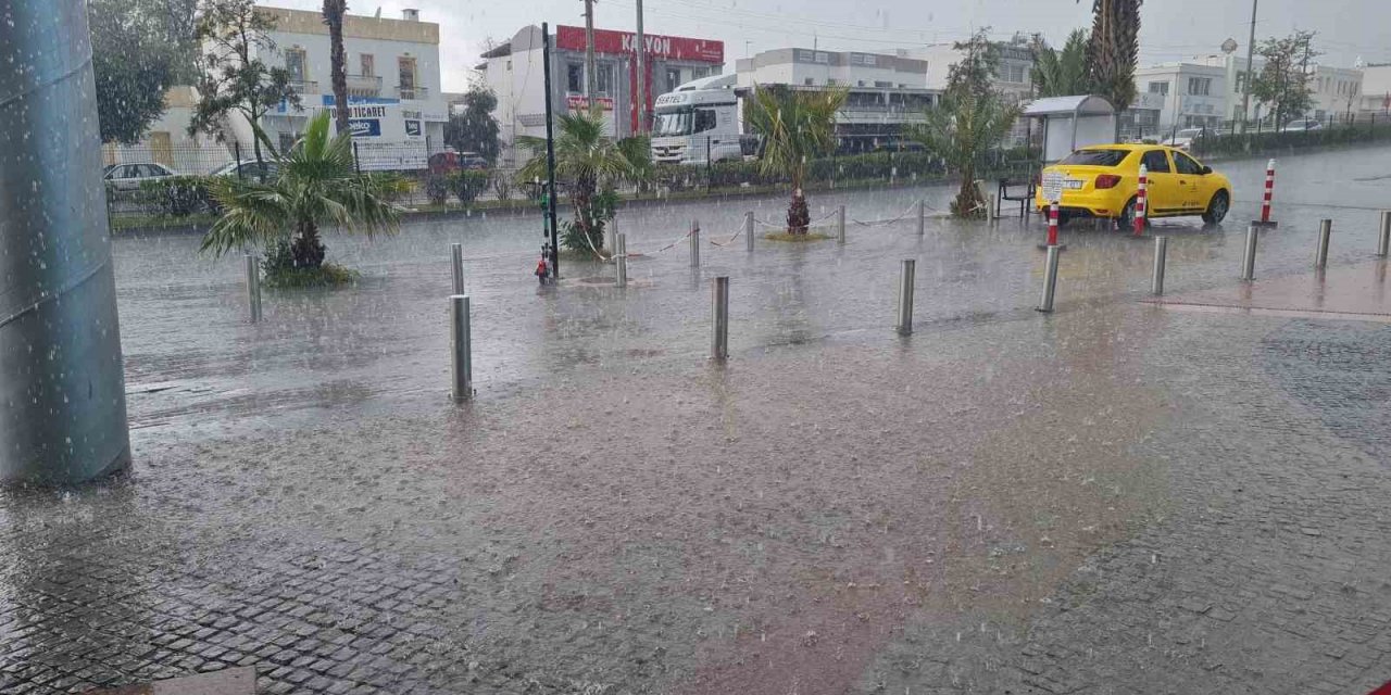 Bodrum’da sağanak ve dolu etkili oldu