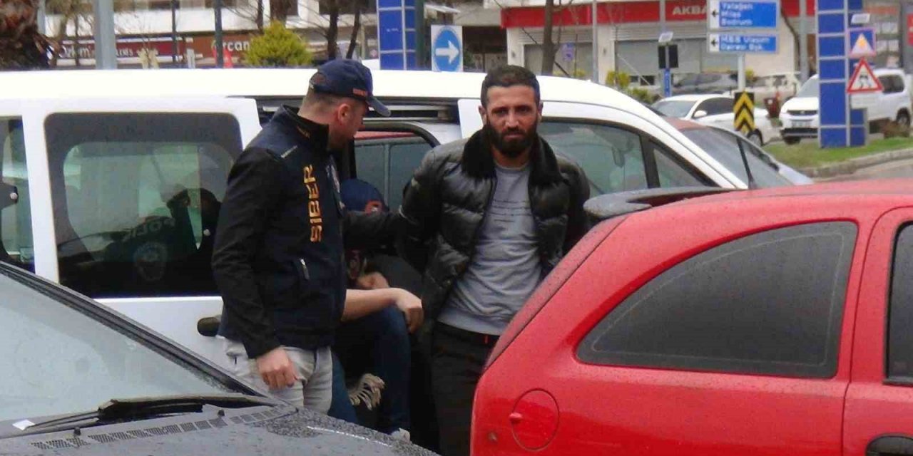 Depremzede vatandaşları dolandırdı