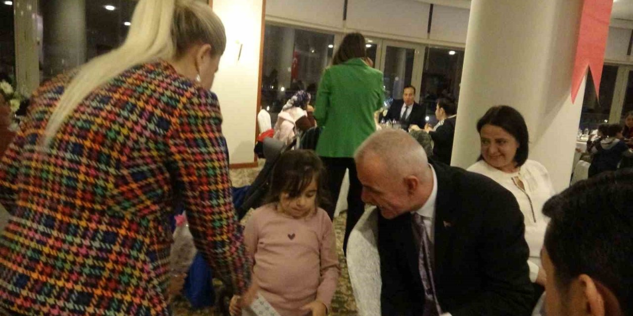 Kaymakam Aksoy, çocuklarla ve muhtarlarla iftarda bir araya geldi