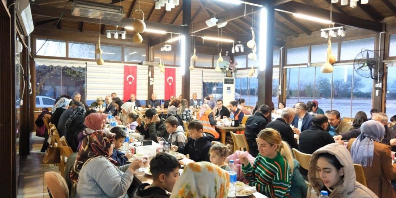 Kuyucak Belediyesi’nden öksüz ve yetimlere iftar yemeği