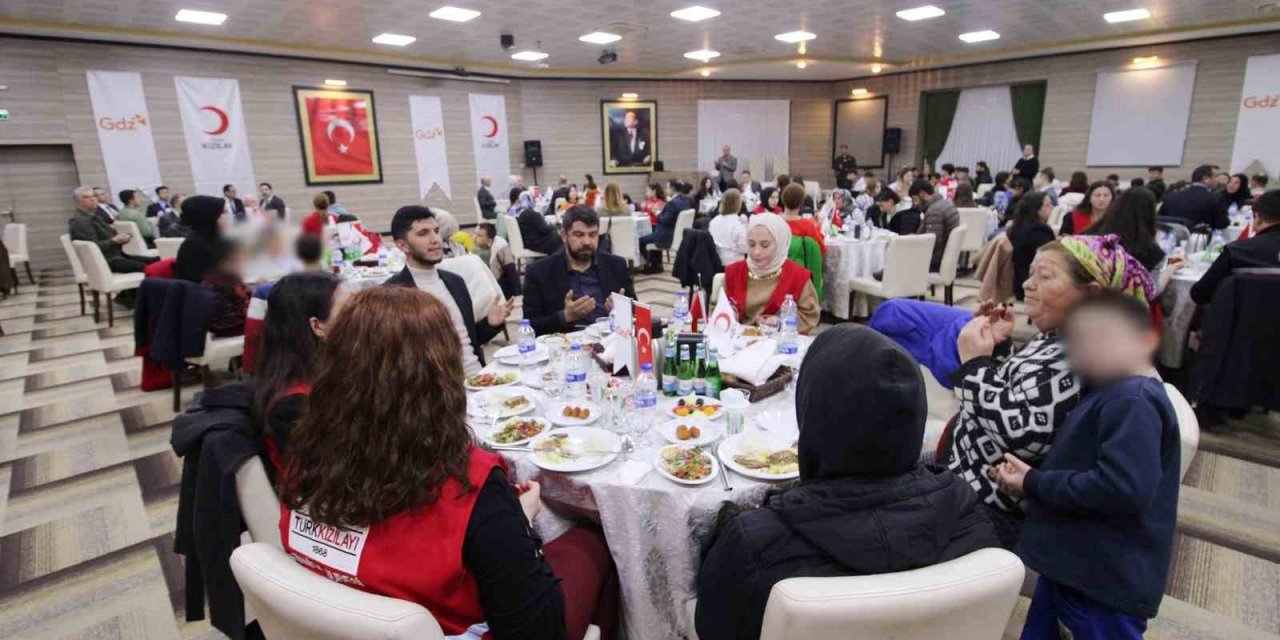 Kızılay Manisa’dan Dünya Yetimler Günü dolayısıyla iftar programı