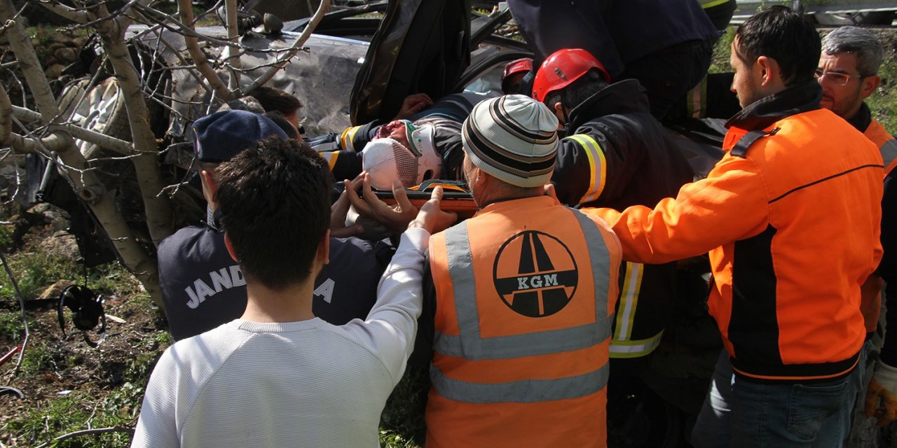 2 saat önce aldıkları otomobille kaza yaptılar: 1’i ağır 2 yaralı