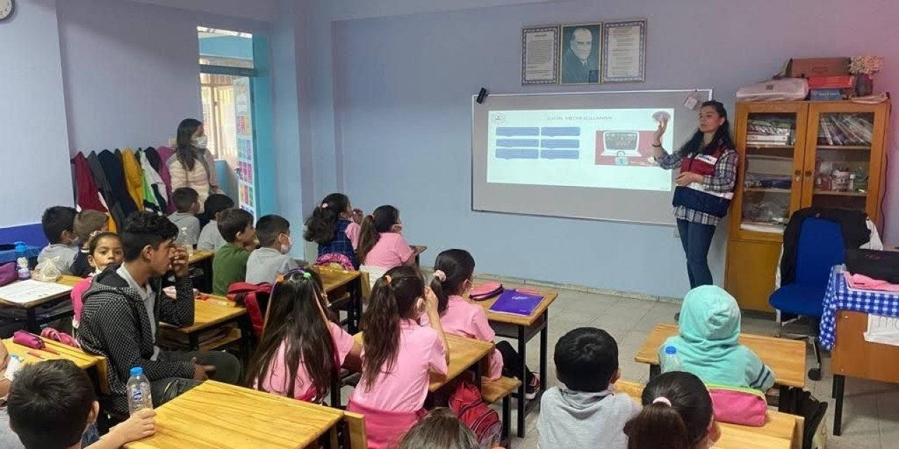 Jandarmadan öğretmen ve öğrencilere siber eğitimi