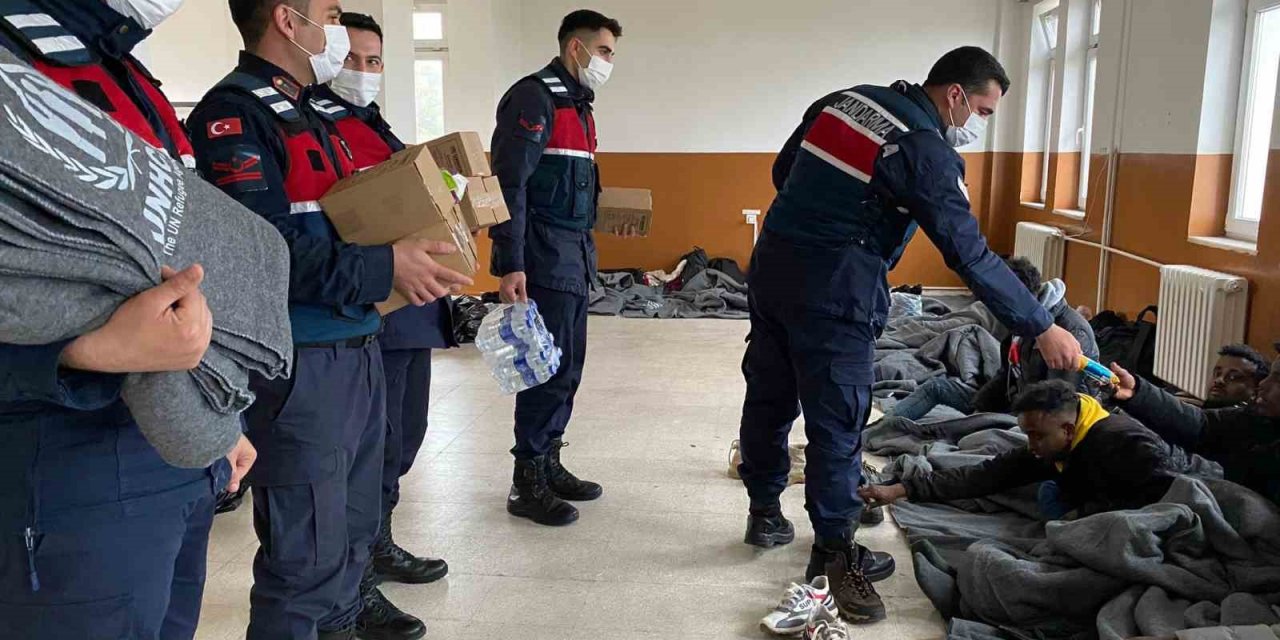 İzmir jandarması 32 göçmen ve 1 insan kaçakçısı yakaladı