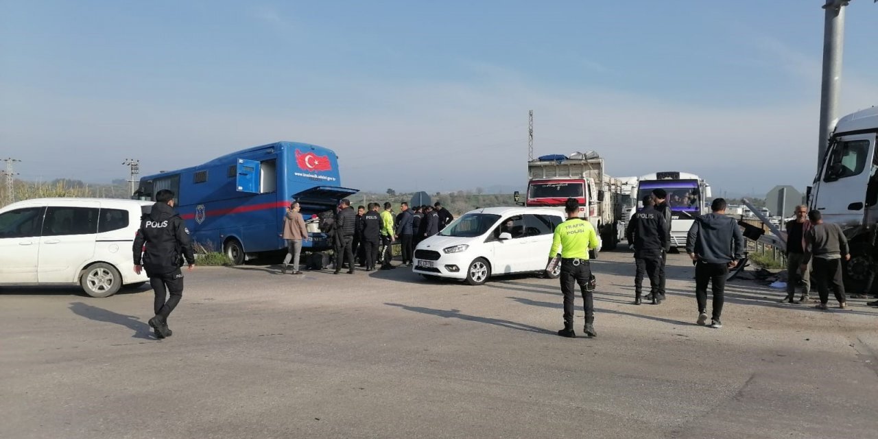 Manisa’da cezaevi nakil aracı tırla çarpıştı: 6’sı asker 9 yaralı