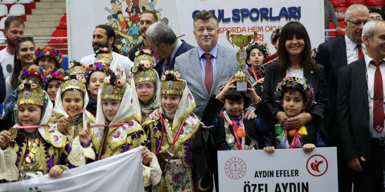 Halk oyunları yarışması  renkli görüntülere sahne oldu