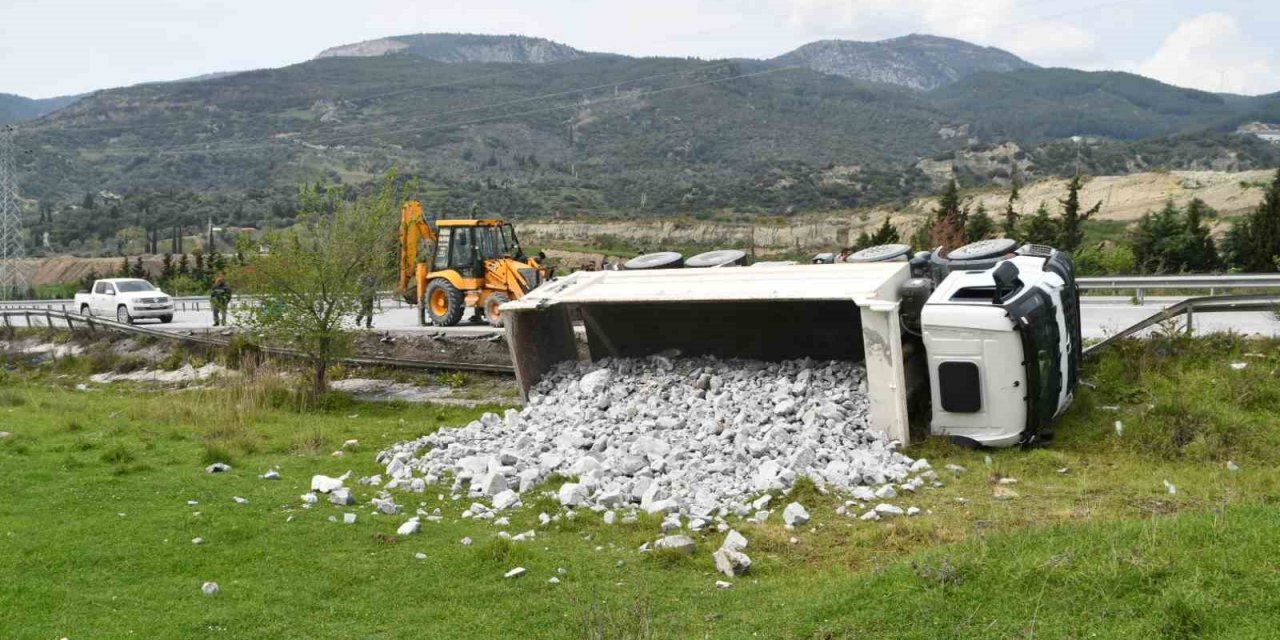 Söke’de taş yüklü kamyon devrildi