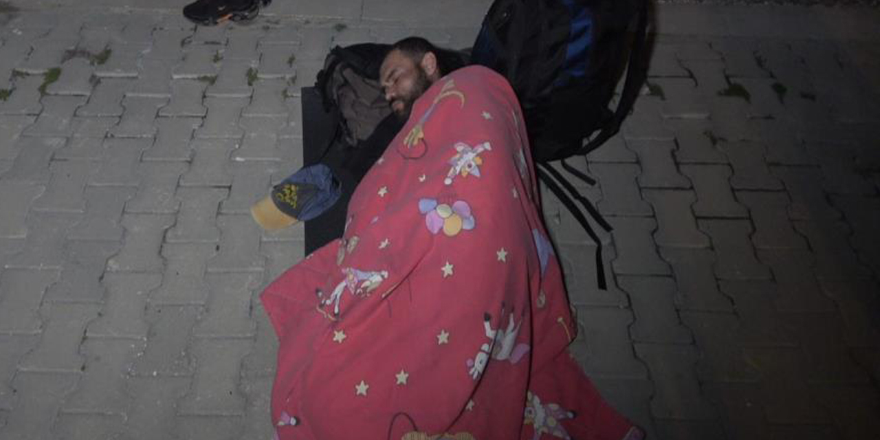 Lojman isteyen memur, sokağa yatak yorgan attı
