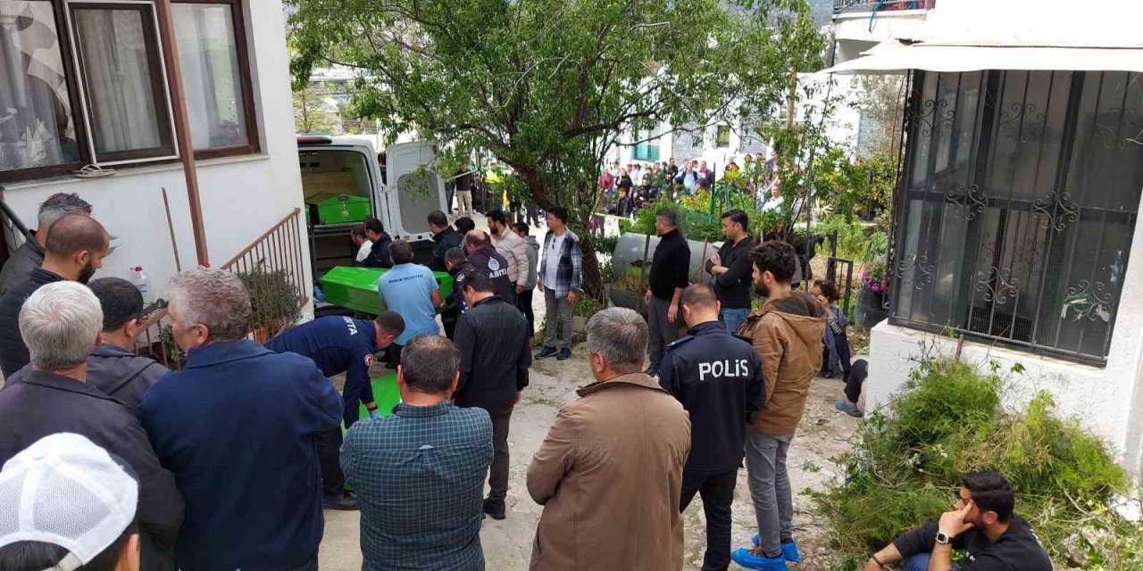 Önce annesini sonra kardeşini öldürdü, ardından intihar etti