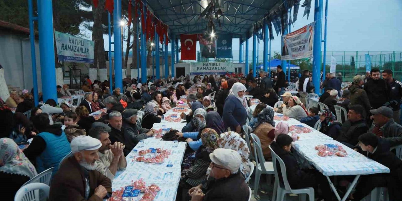Vatandaşlar, Büyükşehir’in iftar sofralarında bir araya gelmeye devam ediyor