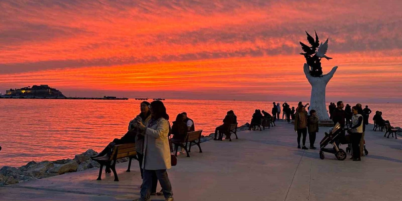 Kuşadası’nda gün batımı izleyenleri mest etti