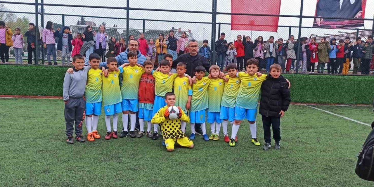 Sarıgöl’de ilkokullar arası futbol turnuvasının şampiyonu Tırazlar oldu