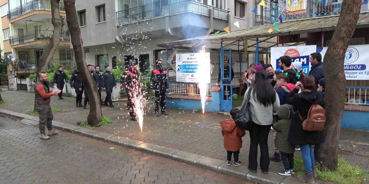 Kavga ihbarına giden polisler, özel çocukların sürpriziyle karşılaştı