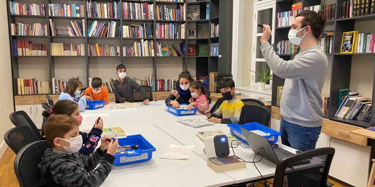 İzQ ve Kontak, geleceğin girişimcilerini yetiştirecek