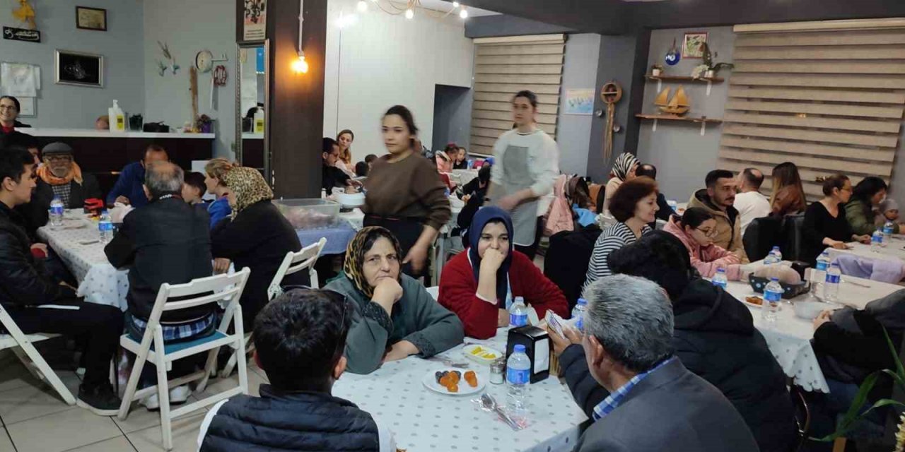 Hayırsever gurbetçi 130 kişiye restoranda iftar yaptırıyor