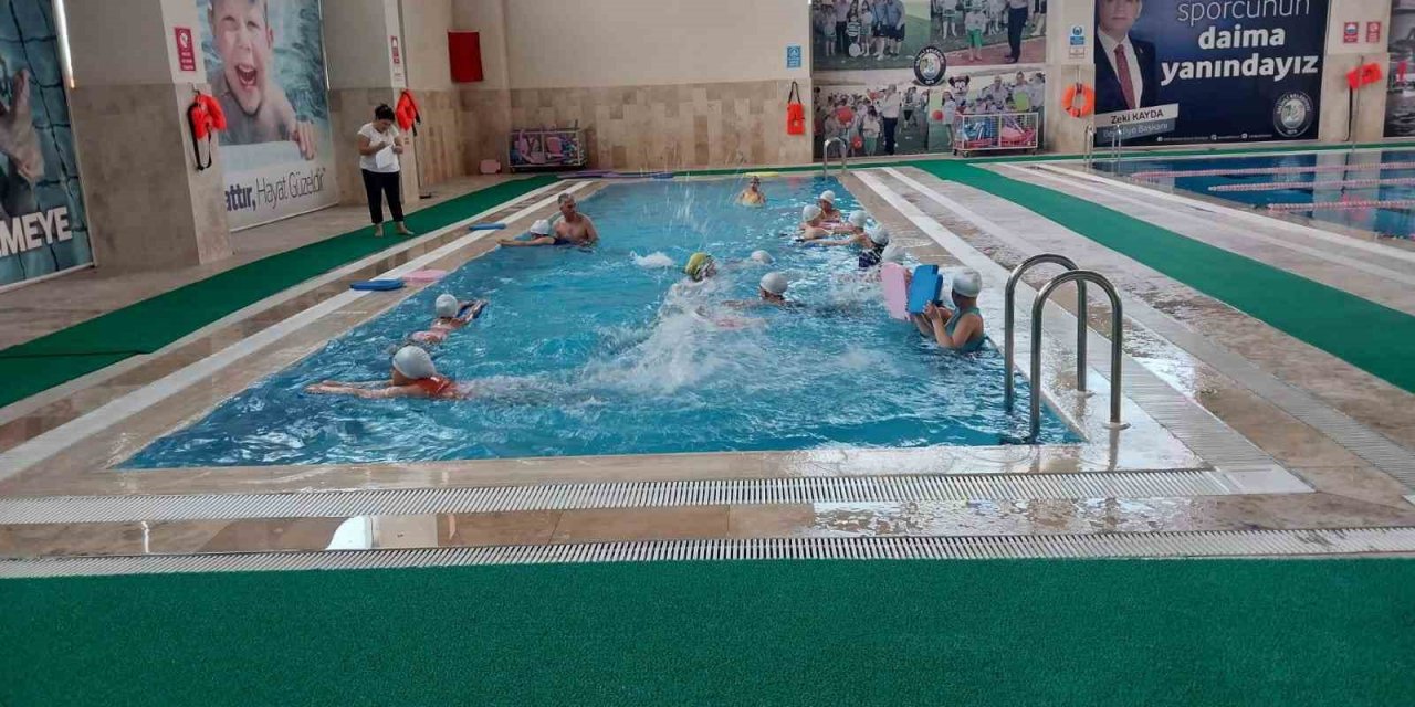 Salihli’de depremzede çocukların havuz keyfi